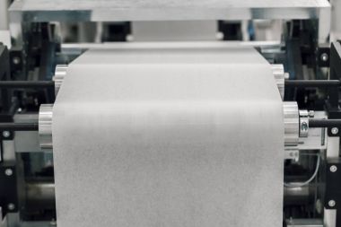 Kağıt rulo makinede üretim