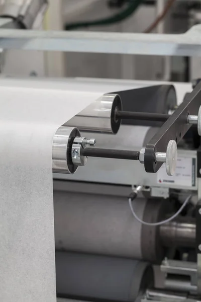 Виробництво на паперовій рулоні машини — стокове фото
