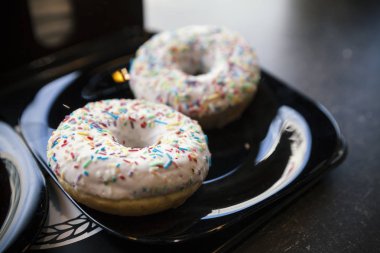 iki donut siyah plaka üzerinde