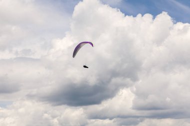 Yamaçparaşütü dramatik gökyüzü üzerinde 