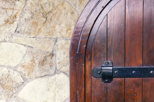 鉄付き木製ドア — ストック写真