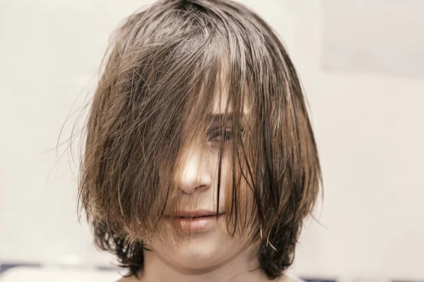 濡れた髪を持つ少年の肖像画 — ストック写真