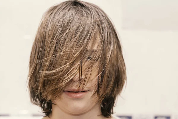 Portrait d'un garçon aux cheveux mouillés — Photo