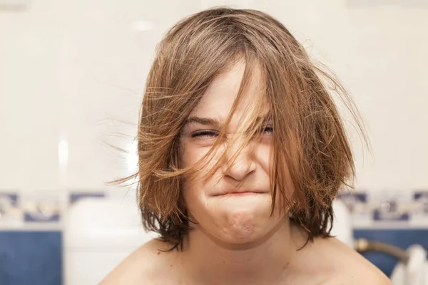 Podobizna chlapce s mokrými vlasy — Stock fotografie