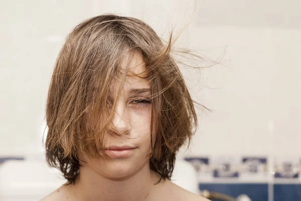 Portrait d'un garçon aux cheveux mouillés — Photo