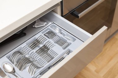 Mutfak çekmecesinde çatal bıçak takımı