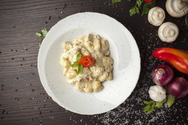 tavuk makarna üzerine ahşap masa