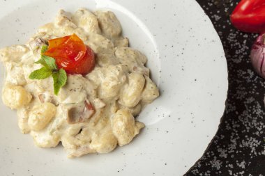 tavuk makarna üzerine ahşap masa