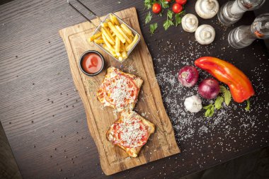 kızarmış ekmek domates halkalar ile 