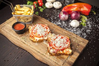 kızarmış ekmek domates halkalar ile 