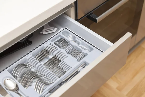 Mutfak çekmecesinde çatal bıçak takımı