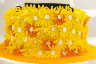 Sarı çiçeklerle süslü pasta 