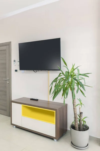 Drewniane półki i duży telewizor — Zdjęcie stockowe