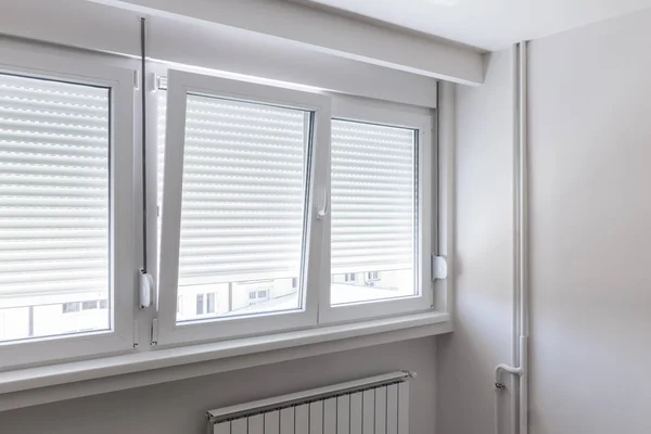 PVC-Fenster im Zimmer — Stockfoto