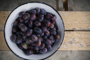 ahşap plaka üzerinde taze Erik