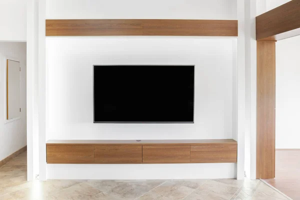 TV led grande en pared blanca —  Fotos de Stock