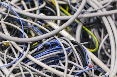 Elektrik kablolar yığını üzerinde