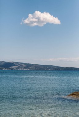 Mavi gökyüzü üzerinde yalnız bulut