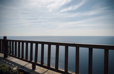 Woden çit deniz manzaralı