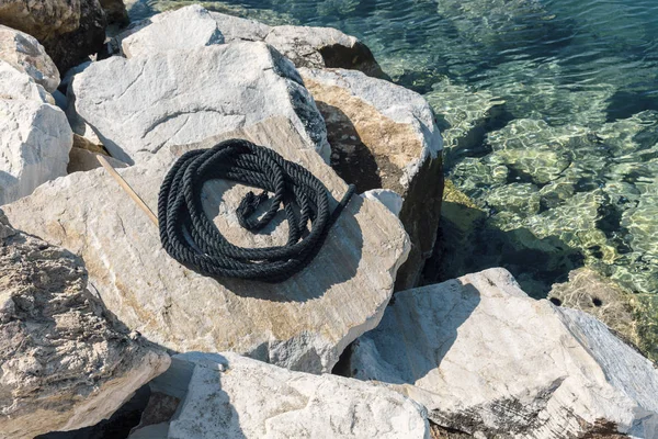 Cuerda en una roca junto al mar — Foto de Stock