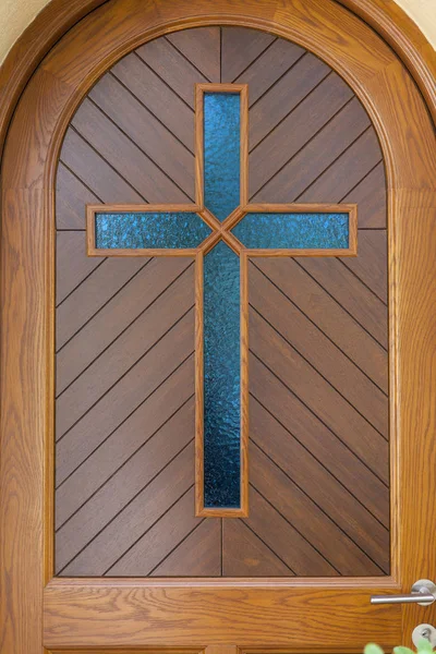 Μπλε γυαλί σταυρό στην ξύλινη πόρτα — Φωτογραφία Αρχείου