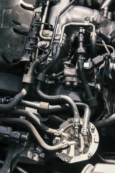 Mecánico que trabaja en las reparaciones del motor — Foto de Stock