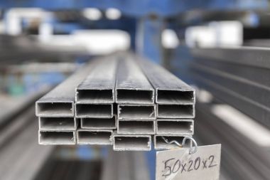 yığın üzerinde metal paslanmaz boru