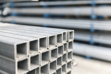 yığın üzerinde metal paslanmaz boru