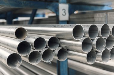 yığın üzerinde metal paslanmaz boru
