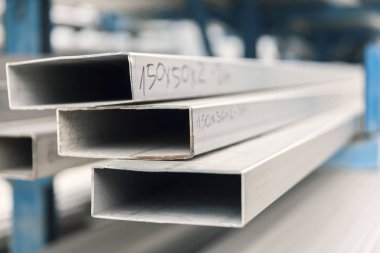 yığın üzerinde metal paslanmaz boru