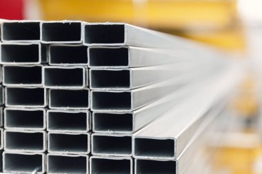 yığın üzerinde metal paslanmaz boru