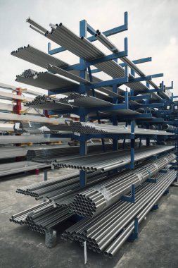 yığın üzerinde metal paslanmaz boru