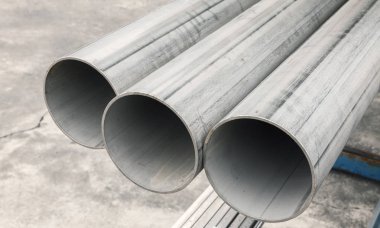 yığın üzerinde metal paslanmaz boru