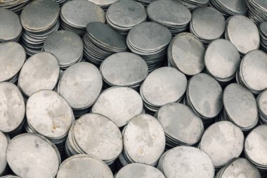 hurda metal yığını üzerinde