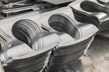 hurda metal yığını üzerinde