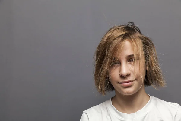 Genç genç çocuk kuru saç — Stok fotoğraf