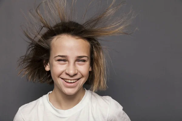 Ung tonåring pojke torkat hår — Stockfoto