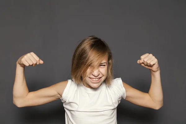Mladí dospívající chlapec zobrazeno muscules — Stock fotografie
