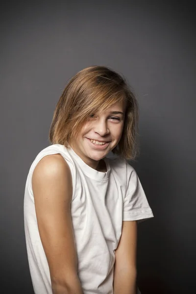 Young teenage boy showing muscules — Stock Photo, Image