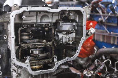 Parçalanmış araba motoru