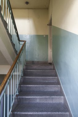 Eski bir binada merdivenler.