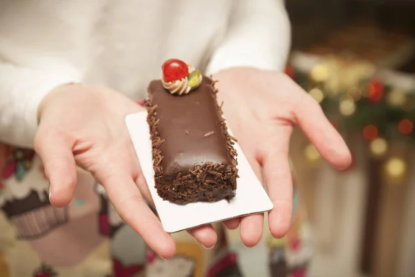 Gâteau au chocolat dans les mains — Photo