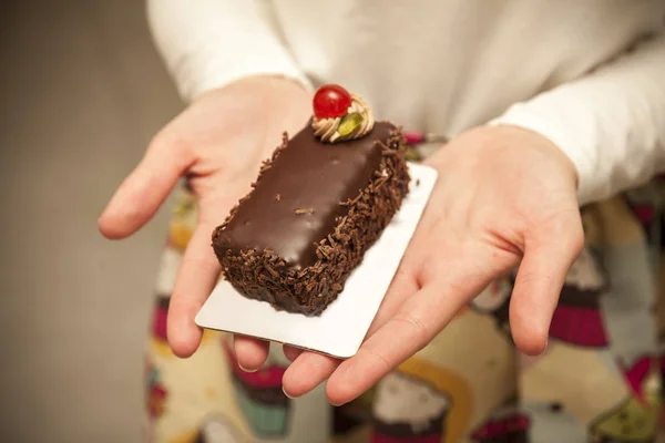 Chokladtårta i händer — Stockfoto