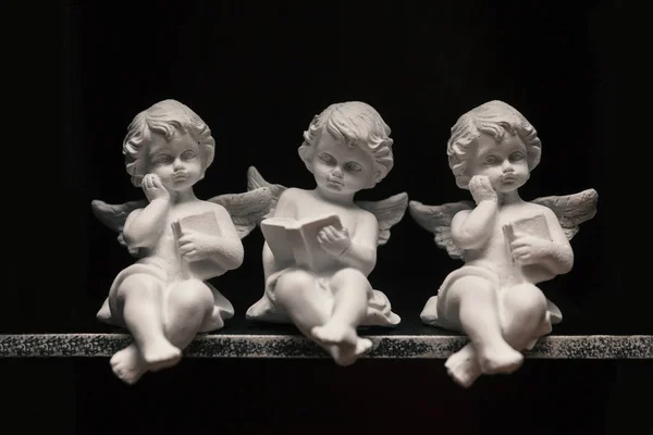 Bir kitapla üç küçük melek — Stok fotoğraf