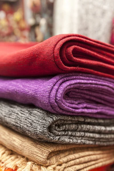 Capas coloridas para travesseiros na pilha — Fotografia de Stock