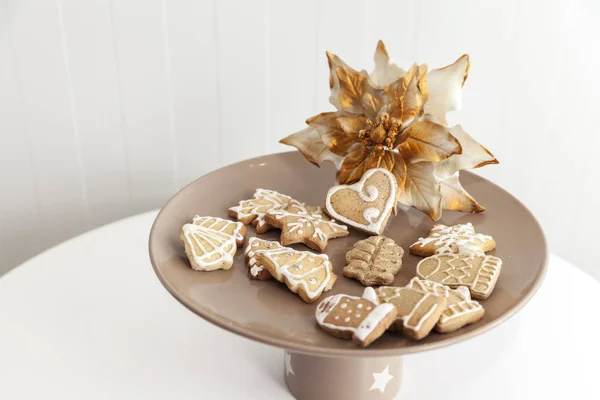 Gingerbread cookies on a plate with Christmas motifs — Stock Photo, Image