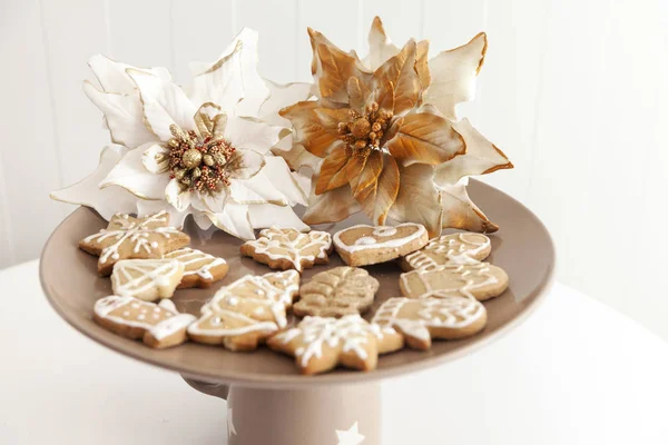 Biscuits au pain d'épice sur une assiette avec des motifs de Noël — Photo