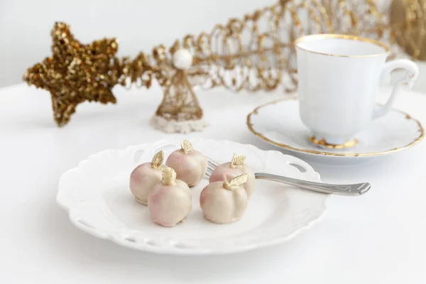 Piccole torte su un piatto bianco — Foto Stock