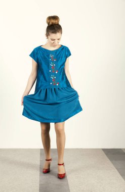 mavi elbiseli genç kadın