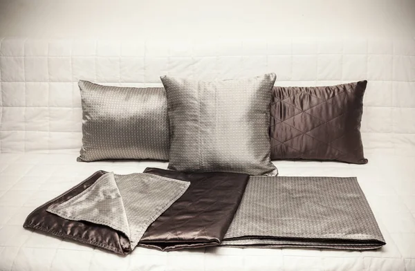 床上装饰小枕头 — 图库照片